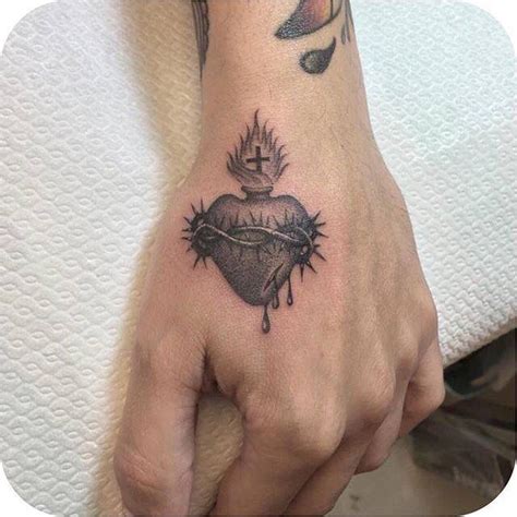 tatuaje corazon pequeño|corazon sagrado tattoo.